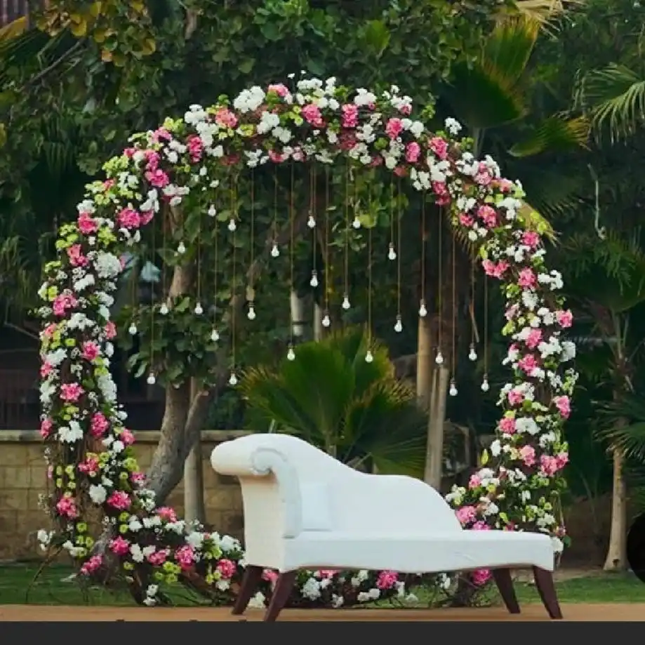 Green Foliage Circular photo-op arch